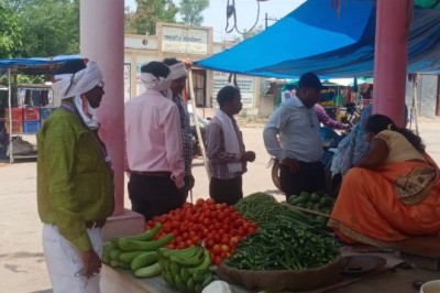 हाट बाजार एवं जय स्तम्भ चौक में चला निगम का प्रतिबंधित प्लास्टिक अभियान :