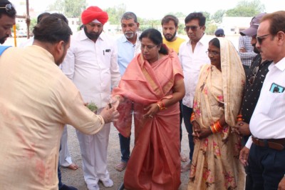 महापौर ने म्यूनिस्पल स्कूल मैदान में लॉन घास लगाने के लिए किया भूमिपूजन
