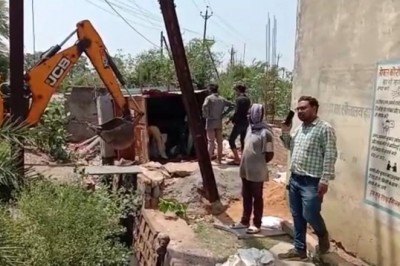 पोटियाकला:आनंद विहार के सामने नाला से लगाकर किया अतिक्रमण :