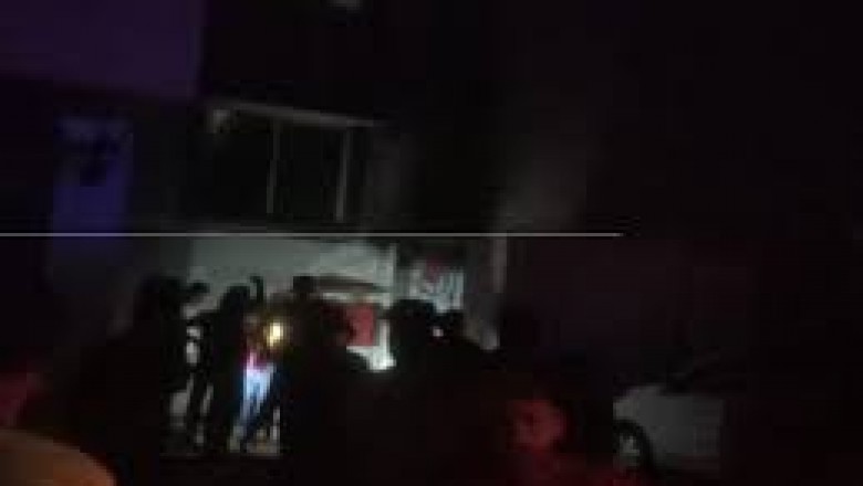 रायपुर की रेसिडेंशियल सोसायटी में लगी आग:ब्लास्ट के साथ जल गया मीटर पैनल, फ्लैट्स में छाया अंधेरा, फंसे थे 90 परिवार
