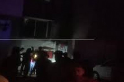 रायपुर की रेसिडेंशियल सोसायटी में लगी आग:ब्लास्ट के साथ जल गया मीटर पैनल, फ्लैट्स में छाया अंधेरा, फंसे थे 90 परिवार