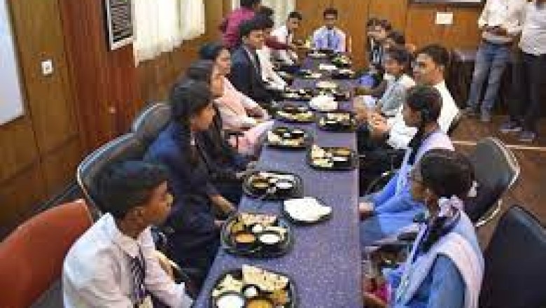 सरकारी स्कूल के बच्चों को कलेक्टर ने बुलाया लंच पर…