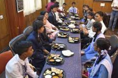 सरकारी स्कूल के बच्चों को कलेक्टर ने बुलाया लंच पर…