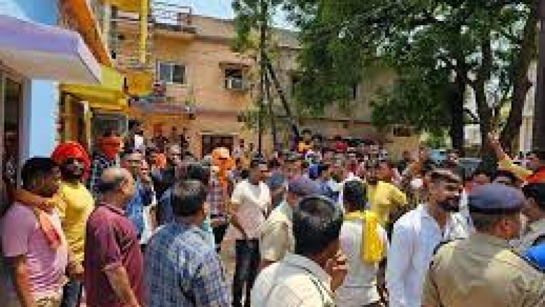 गौवंश से किया गलत काम, BJYM ने घेरा थाना: आरोपी के घर के बाहर कार्यकर्ताओं ने की नारेबाजी, फरार युवक की गिरफ्तारी की मांग