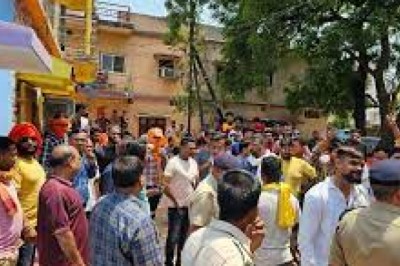 गौवंश से किया गलत काम, BJYM ने घेरा थाना: आरोपी के घर के बाहर कार्यकर्ताओं ने की नारेबाजी, फरार युवक की गिरफ्तारी की मांग