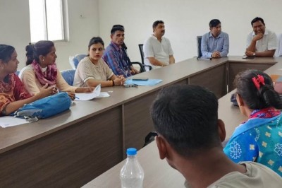 कलेक्टर ने जिले के बेरोजगारी भत्ता हेतु पात्र हितग्राहियों के कौशल विकास प्रशिक्षण के लिए आयोजित काऊंसलिंग में बच्चों से की मुलाकात :