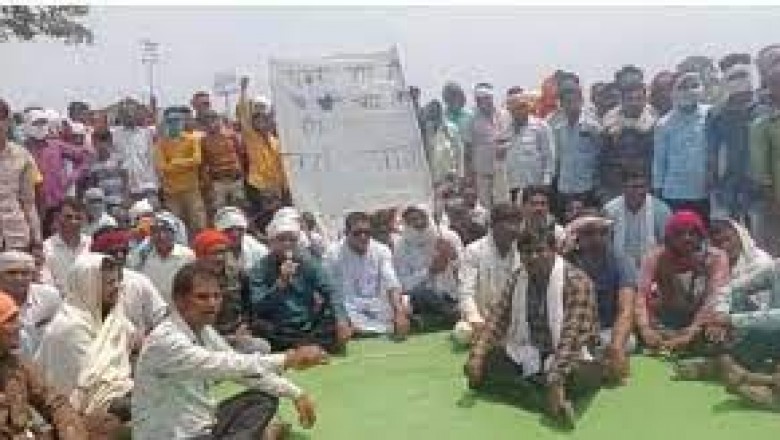 गरियाबंद-रायपुर मुख्य मार्ग पर आवागम बाधित: नेशनल हाईवे से गांव पहुंच मार्ग पर डामरीकरण की मांग को लेकर ग्रामीणों ने किया चक्काजाम