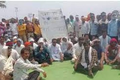 गरियाबंद-रायपुर मुख्य मार्ग पर आवागम बाधित: नेशनल हाईवे से गांव पहुंच मार्ग पर डामरीकरण की मांग को लेकर ग्रामीणों ने किया चक्काजाम