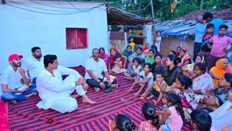 विधायक भेट मुलाकात :MLA देवेन्द्र यादव ने जमींन  में बैठकर सुनी लोगो की समस्या ....