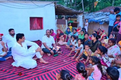 विधायक भेट मुलाकात :MLA देवेन्द्र यादव ने जमींन  में बैठकर सुनी लोगो की समस्या ....
