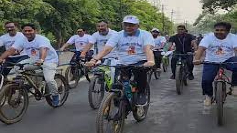 गृह मंत्री ताम्रध्वज साहू ने चलाई साइकिल :वर्ल्ड बाइसिकल डे पर हुई रैली; साहू बोले-50 से 70 किलोमीटर दूर तक वो साइकिल से जाते थे...