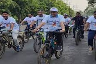 गृह मंत्री ताम्रध्वज साहू ने चलाई साइकिल :वर्ल्ड बाइसिकल डे पर हुई रैली; साहू बोले-50 से 70 किलोमीटर दूर तक वो साइकिल से जाते थे...