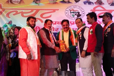 शहीद वीर नारायण सिंह तिरंगा अवॉर्ड से क़ासिम रायपुरी सम्मानित हुए