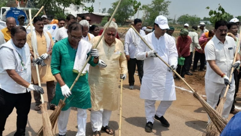 विधायक व महापौर ने शिवनाथ नदी रोड में झाड़ू लगाकर की सफ़ाई,तथा नागरिको को शहर साफ-सुंदर बनाये रखने का संदेश दिया: