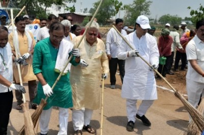 विधायक व महापौर ने शिवनाथ नदी रोड में झाड़ू लगाकर की सफ़ाई,तथा नागरिको को शहर साफ-सुंदर बनाये रखने का संदेश दिया: