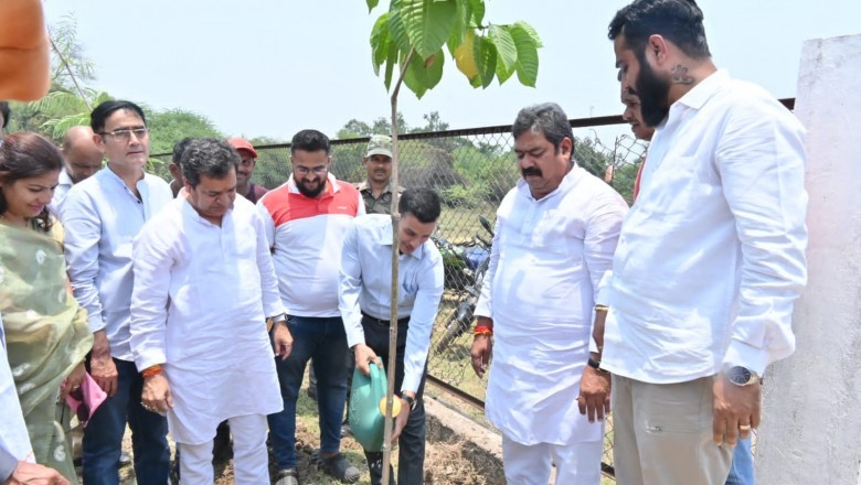 गुब्बारा छोड़कर पर्यावरण संरक्षण का दिया संदेश, नागरिकों को अधिक से अधिक पौधे रोपित कर सुरक्षित एवं संरक्षित रखने भिलाई निगम की अपील :
