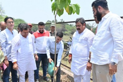 गुब्बारा छोड़कर पर्यावरण संरक्षण का दिया संदेश, नागरिकों को अधिक से अधिक पौधे रोपित कर सुरक्षित एवं संरक्षित रखने भिलाई निगम की अपील :