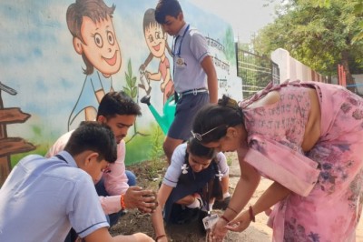 विश्व पर्यावरण दिवस पर जिले के आत्मानंद स्कूलों में किया गया, फलदार पौधों का वृक्षारोपण :