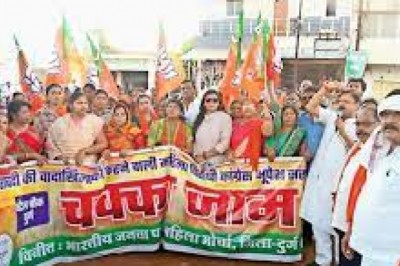 धमधा में हुआ चक्काजाम :पीएम आवास के लिए भेदभाव का आरोप शराबबंदी की मांग...
