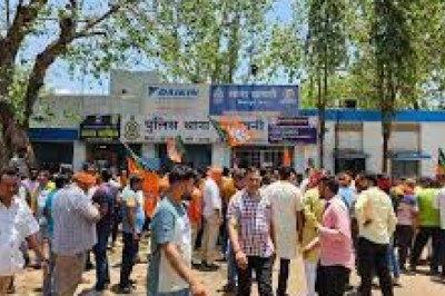 पूर्व प्रधानमंत्री के चित्र पर कालिख पोतने को लेकर विरोध :भाजपा कार्यकर्ताओं ने किया छावनी थाने का घेराव,आरोपियों को गिरफ्तार करने की कर रहे मांग...