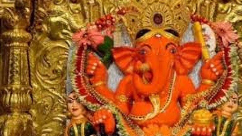 सिद्धिविनायक मंदिर पहुंचे सारा- विक्की