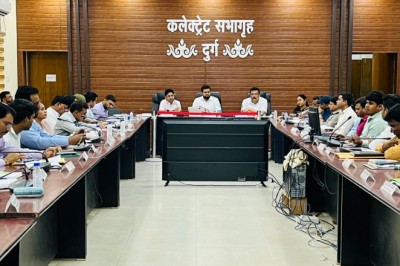 स्कूलों के मरम्मत व जीर्णाेद्धार के कार्य को दें प्राथमिकता- कलेक्टर :