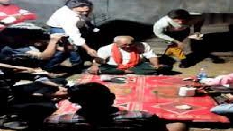खुलेआम सज रही जुए की महफिल :रेलवे क्षेत्र में दांव लगाने लगती है भीड़, पुलिस ने कहा- ये दूसरे इलाके का मामला...