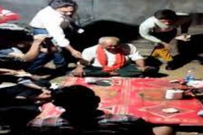 खुलेआम सज रही जुए की महफिल :रेलवे क्षेत्र में दांव लगाने लगती है भीड़, पुलिस ने कहा- ये दूसरे इलाके का मामला...