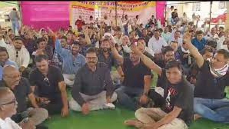 सरकार के फरमान के बाद पटवारियों में रोष, ESMA आदेश की कॉपी को जलाया...