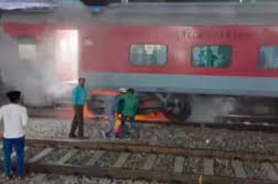 बड़ा रेल हादसा टला, दुर्ग से रवाना हुई इस ट्रेन के AC कोच में लगी आग, यात्री सुरक्षित...