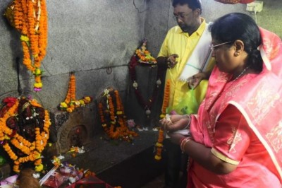 शीतला मंदिर, गणेश मंदिर, गायत्री मंदिर एवं सिंगोला के महाकाल मंदिर में हेमा देशमुख ने की पूजा अर्चना :