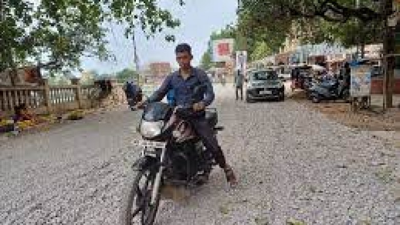 स्मार्ट सिटी की सड़कों का हाल देखिए :जानलेवा गड्ढे और सड़कों पर बिछी गिट्टियां बन रही हादसों की वजह...