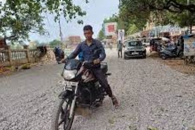 स्मार्ट सिटी की सड़कों का हाल देखिए :जानलेवा गड्ढे और सड़कों पर बिछी गिट्टियां बन रही हादसों की वजह...