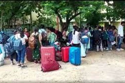 आखिर रात में किसने बजाई छात्रावास की खिड़कियां, दिन होते ही डरी हुई छात्राओं ने किया हॉस्टल खाली
