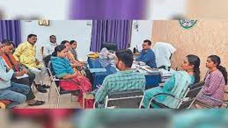 बैठक का आयोजन :नामांकित प्रत्याशियों को दी गई निर्वाचन प्रक्रिया की जानकारी...