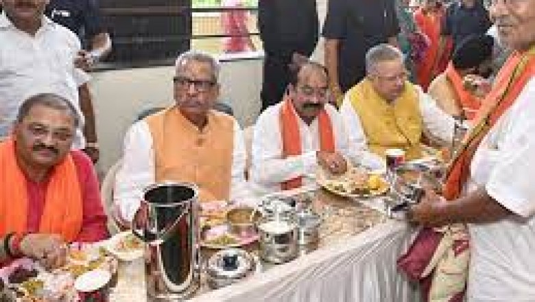 भाजपा की टिफिन पॉलिटिक्स :डॉ रमन लेकर आए आम पना-दही वड़े, सांसद पांडे पराठे, माथुर और कार्यकर्ताओं संग शेयर किया टिफिन...