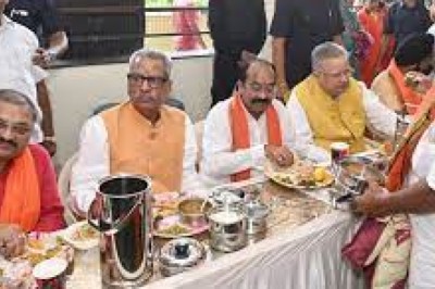 भाजपा की टिफिन पॉलिटिक्स :डॉ रमन लेकर आए आम पना-दही वड़े, सांसद पांडे पराठे, माथुर और कार्यकर्ताओं संग शेयर किया टिफिन...