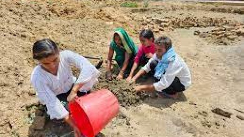 6 घंटे ईंट बनाकर किया नीट क्वालीफाई: बेटी ने बिना कोचिंग घर में पढ़कर पाई सफलता, बड़ी बहन ने टॉप किया कॉलेज...