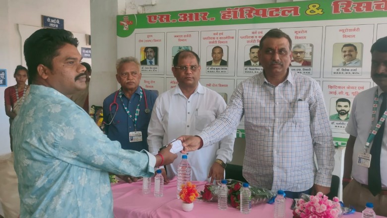 एस.आर.हॉस्पिटल द्वारा 54 मरीजों को किया गया नि:शुल्क चश्मा वितरण...