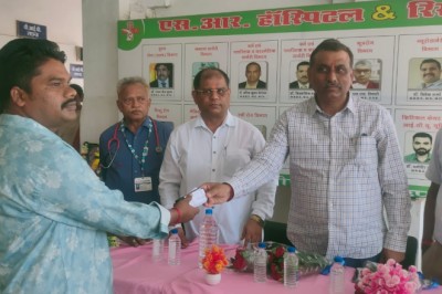 एस.आर.हॉस्पिटल द्वारा 54 मरीजों को किया गया नि:शुल्क चश्मा वितरण...