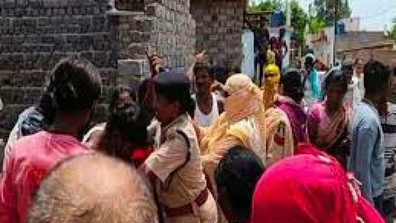अवैध निर्माण तोड़ने पहुंची निगम की टीम पर हमला:महिलाएं और पुरुषों ने बरसाए ईंट-पत्थर, पुलिस के साथ की धक्का-मुक्की