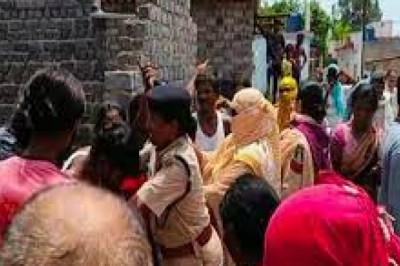 अवैध निर्माण तोड़ने पहुंची निगम की टीम पर हमला:महिलाएं और पुरुषों ने बरसाए ईंट-पत्थर, पुलिस के साथ की धक्का-मुक्की