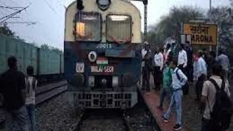 लोकल ट्रेन का इंजन फेल :सरोना स्टेशन पर 3 घंटे खड़ी रही ट्रेन, दूसरी गाड़ी भेजनी पड़ी, यात्रियों ने किया हंगामा...