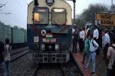 लोकल ट्रेन का इंजन फेल :सरोना स्टेशन पर 3 घंटे खड़ी रही ट्रेन, दूसरी गाड़ी भेजनी पड़ी, यात्रियों ने किया हंगामा...