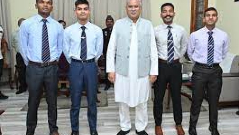 दुर्ग संभाग के दो''लाल ''सेना में बने लेफ्टिनेंट : भिलाई के प्रिंस बत्रा समेत चार अफसरों ने ट्रेनिंग के बाद सीएम भूपेश के साथ की मुलाकात...