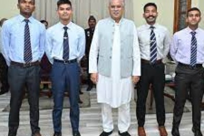 दुर्ग संभाग के दो''लाल ''सेना में बने लेफ्टिनेंट : भिलाई के प्रिंस बत्रा समेत चार अफसरों ने ट्रेनिंग के बाद सीएम भूपेश के साथ की मुलाकात...