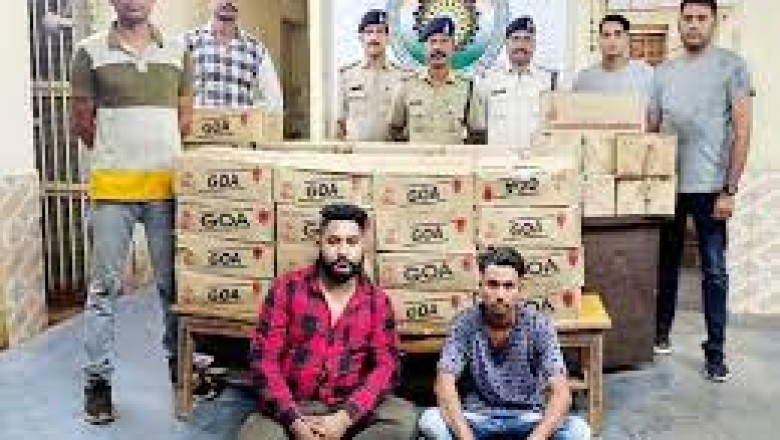 कार में कर रहे थे शराब की तस्करी:पुलिस ने दो आरोपियों को किया गिरफ्तार, 2 लाख की शराब किया जब्त...