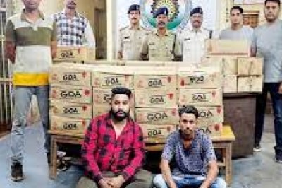 कार में कर रहे थे शराब की तस्करी:पुलिस ने दो आरोपियों को किया गिरफ्तार, 2 लाख की शराब किया जब्त...