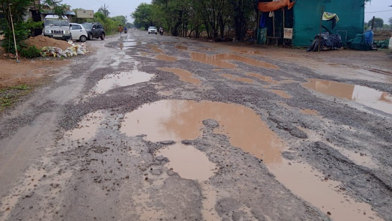 मुख्यमंत्री भूपेश बघेल का सुरगी मे भेट मुलाक़ात मे की गई घोषणा सड़क 7 माह के बाद भी बीमार, जर्जर सड़क मार्ग से बच्चे  जाएगे स्कूल होंगे परेशान
