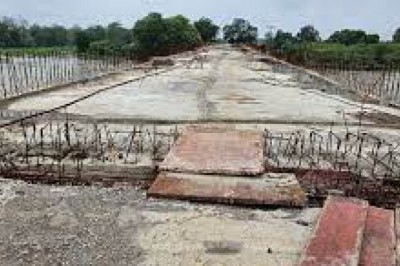 पहली बारिश में बह गया करोड़ों का ब्रिज :दुर्ग जिले के सगनी घाट पर बनाया जा रहा था पुल, घटिया निर्माण का आरोप...